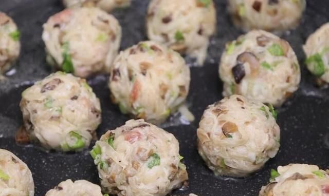 天冷后，遇到此菜别错过，锌是猪肝7倍，做成丸子砂锅鲜美又好吃