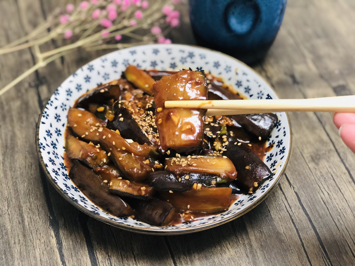 现在才知道，炒茄子不能先放油，教你一招，茄子不吸油不发黑