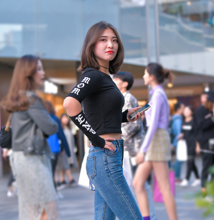 好看|入冬了穿什么? 修身牛仔裤搭配针织T恤, 舒适靓丽又好看