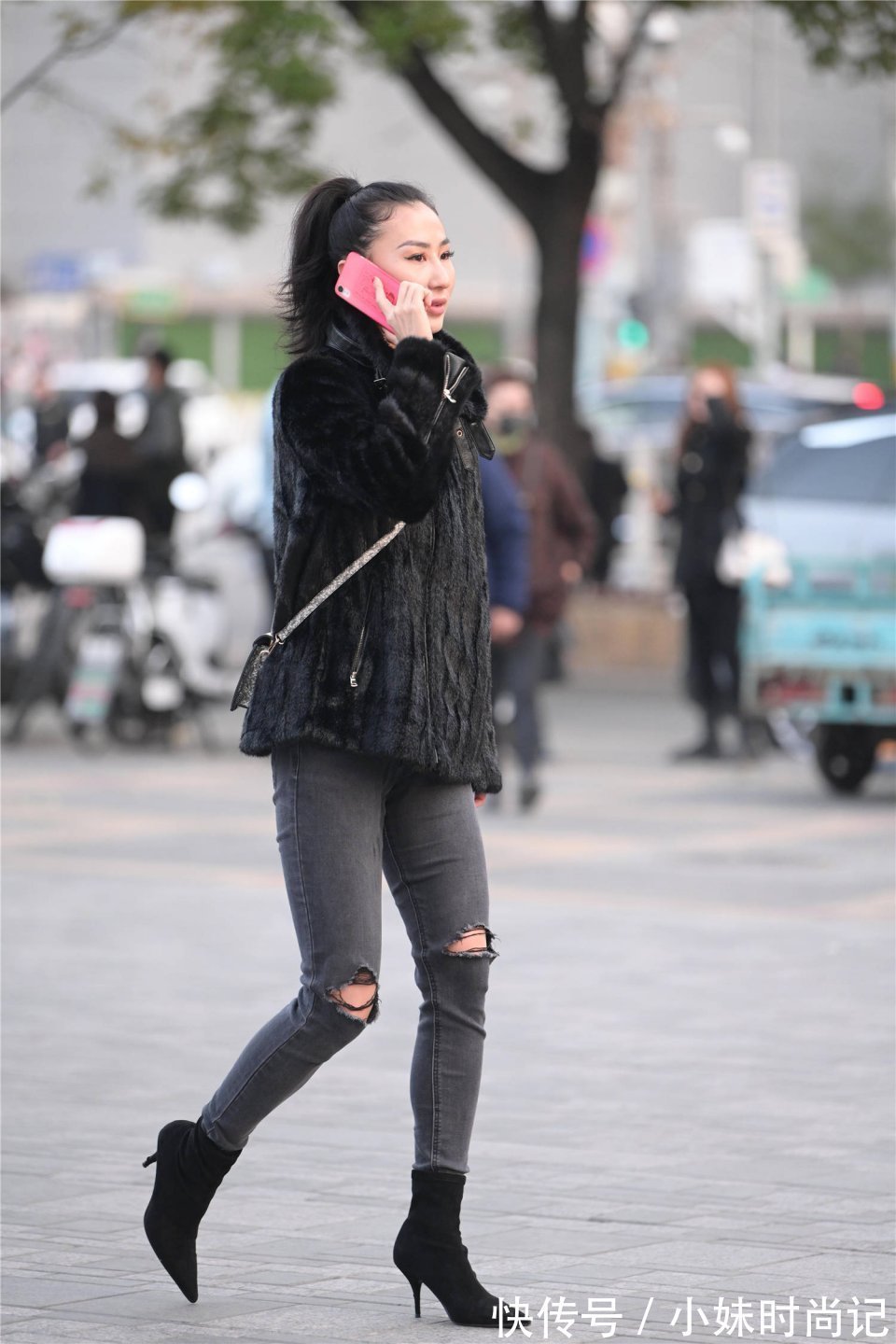 黑色 紧身的牛仔裤搭配短靴,短靴可以选择高跟,也可以选择平底