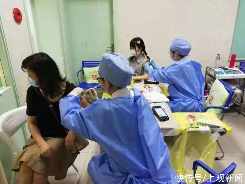 接种|这个端午节,上海许多医生护士放弃休息坚守岗位“粽”情为市民“苗苗苗”……
