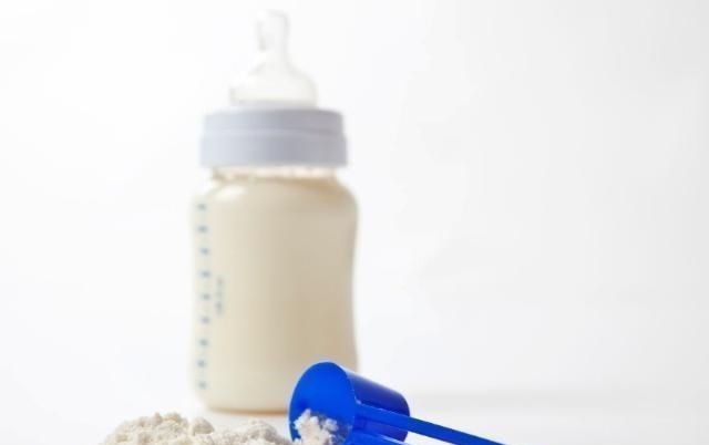 奶粉|给孩子冲奶粉时,先加水,还是先加奶粉新手妈妈可以了解一下