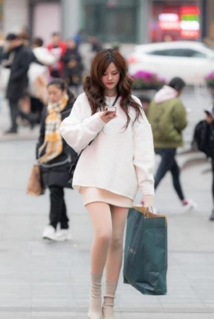 街拍:美女民族风的连衣裙,三千青丝如绸缎般披在肩上,韵味十足