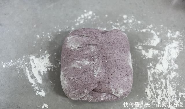 只用4种材料做欧包,口感颜值招人爱,外脆内软微咸,都能开店了