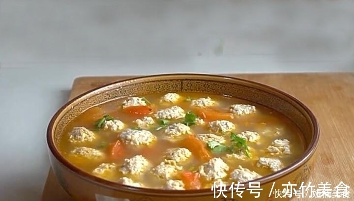 做丸子时，需要放油吗？很多人第一步就做错，导致丸子不香不筋道