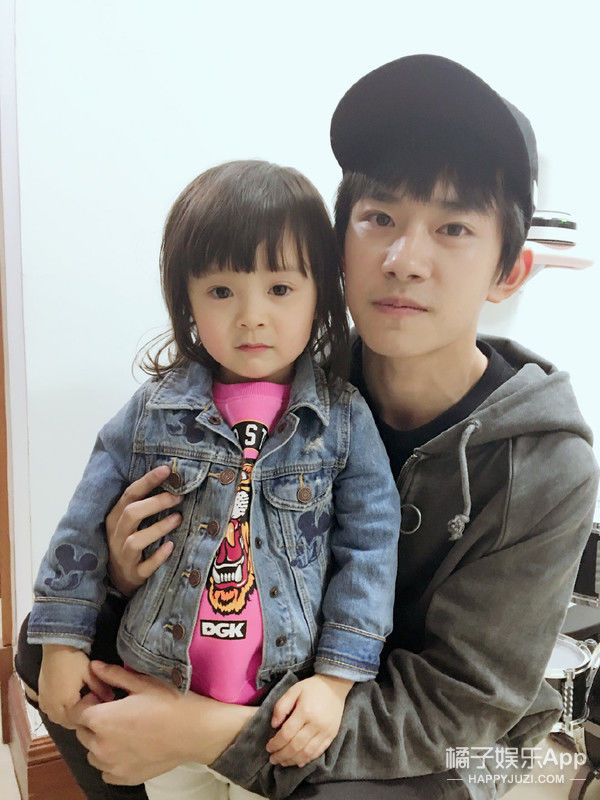 還記得《放開我北鼻》哈琳嗎？她和易烊千璽拍戲了。