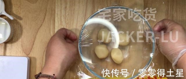 豆沙馅|芝麻豆沙酥饼,制作简单,层层酥脆,一口下去直掉渣,香酥可口!