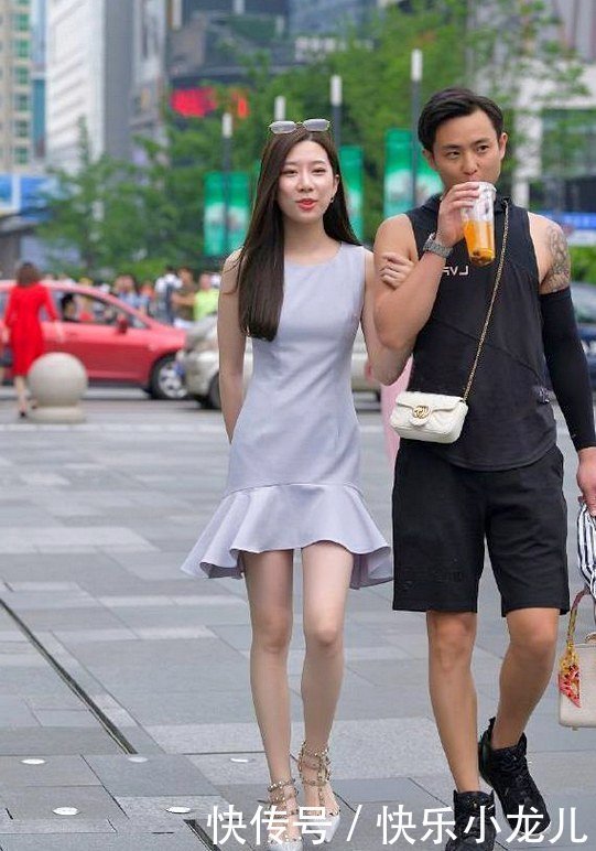 着装|连衣裙穿搭又酷又休闲,精致的着装不可或缺