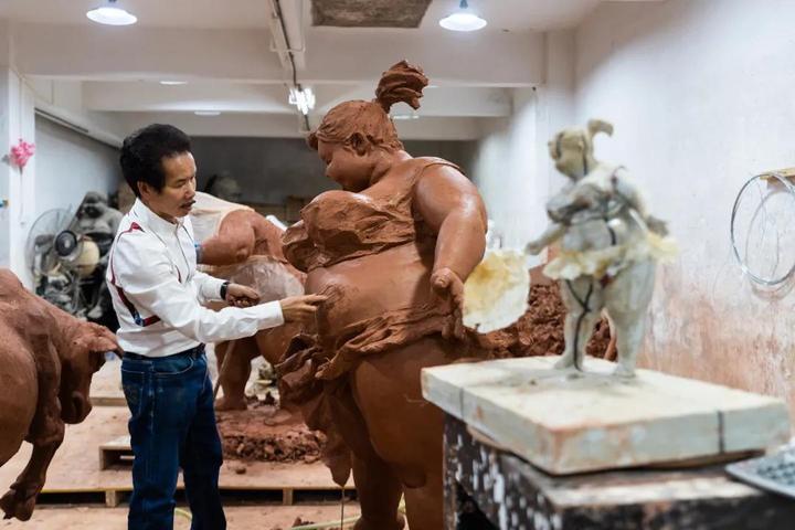 放大|“肥女斗牛”泥稿放大,为西班牙而作