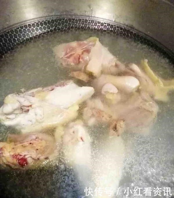 炖鸡汤时,加了这一步,鸡肉鲜嫩入味,汤更加鲜美,冬季别错过