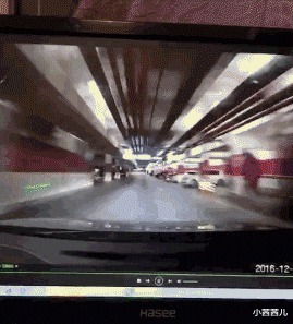 |搞笑GIF:在地下停车场还敢开这么快?真的是不怕!