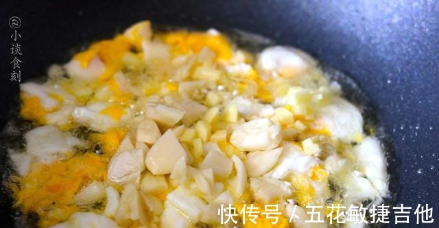 韭苔|小两口的精致晚餐，晒到朋友圈火了，网友不仅会吃，还会过日子！