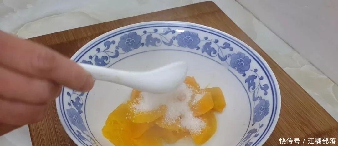 特色南瓜糕|南瓜又出新吃法，不用油炸，比面包馒头做法简单，比南瓜饼还好吃
