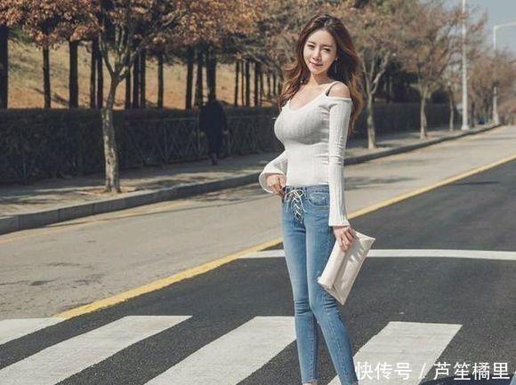 街拍看到小姐姐弯腰穿袜子的样子好迷人,魅力在不经意间散发