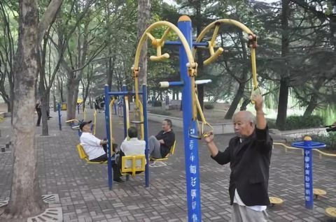 老人|每天锻炼，病却没少人到中老年，这件事比运动更重要！