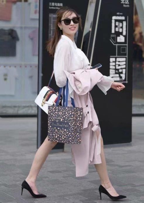 路人街拍：身材圆润的小姐姐，大长腿十分亮眼，彰显诱人身材