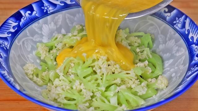 面糊|花菜里淋两个鸡蛋简单一做，没想到这么好吃，营养又解馋