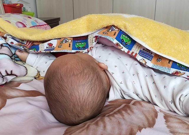 李女士|孩子睡着后喜欢“滚来滚去”别大意,这是在给家长发“信号”