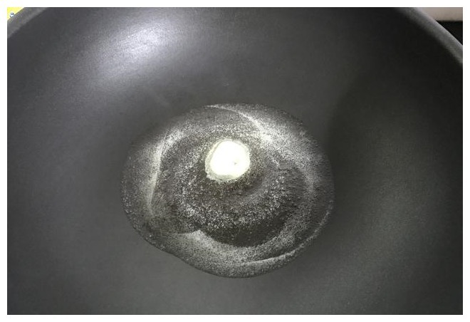 肉香四溢的黑椒羊排，一口平底锅就能做，又香又嫩，真过瘾