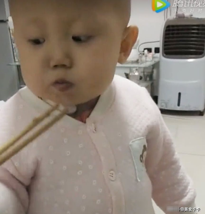 宝宝|一岁宝宝会用筷子吃饭,夹豆子比大人都灵活,网友:别人家的孩子