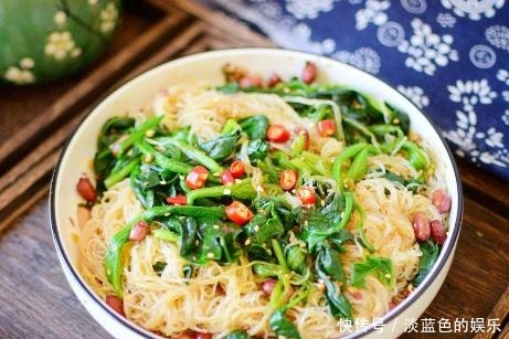 菠菜别炒着吃了,教你新做法,清爽解油腻,营养更健康