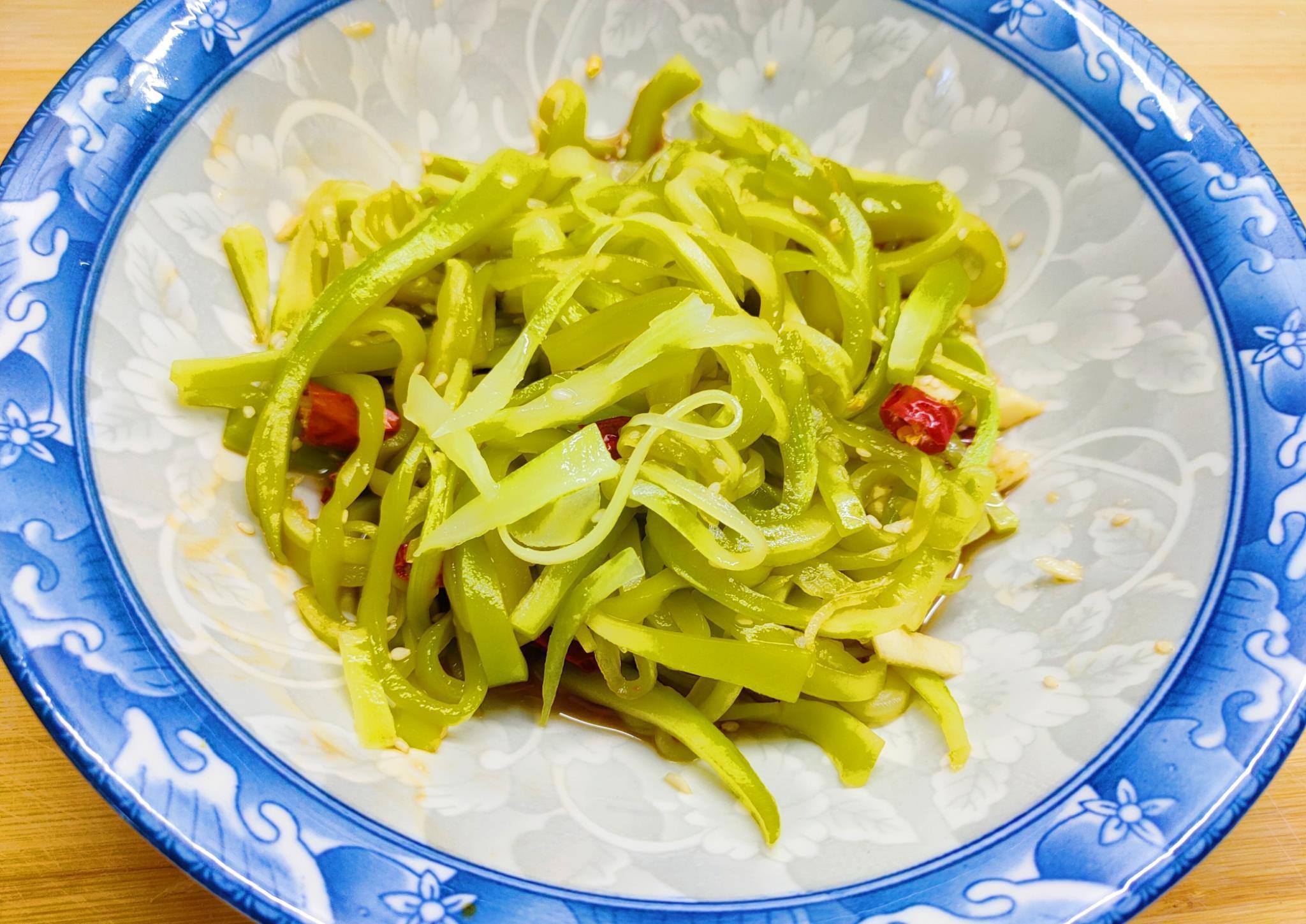 婆婆|凉拌莴笋丝，第一步焯水就错了，跟婆婆学的方法，莴笋脆爽又好吃