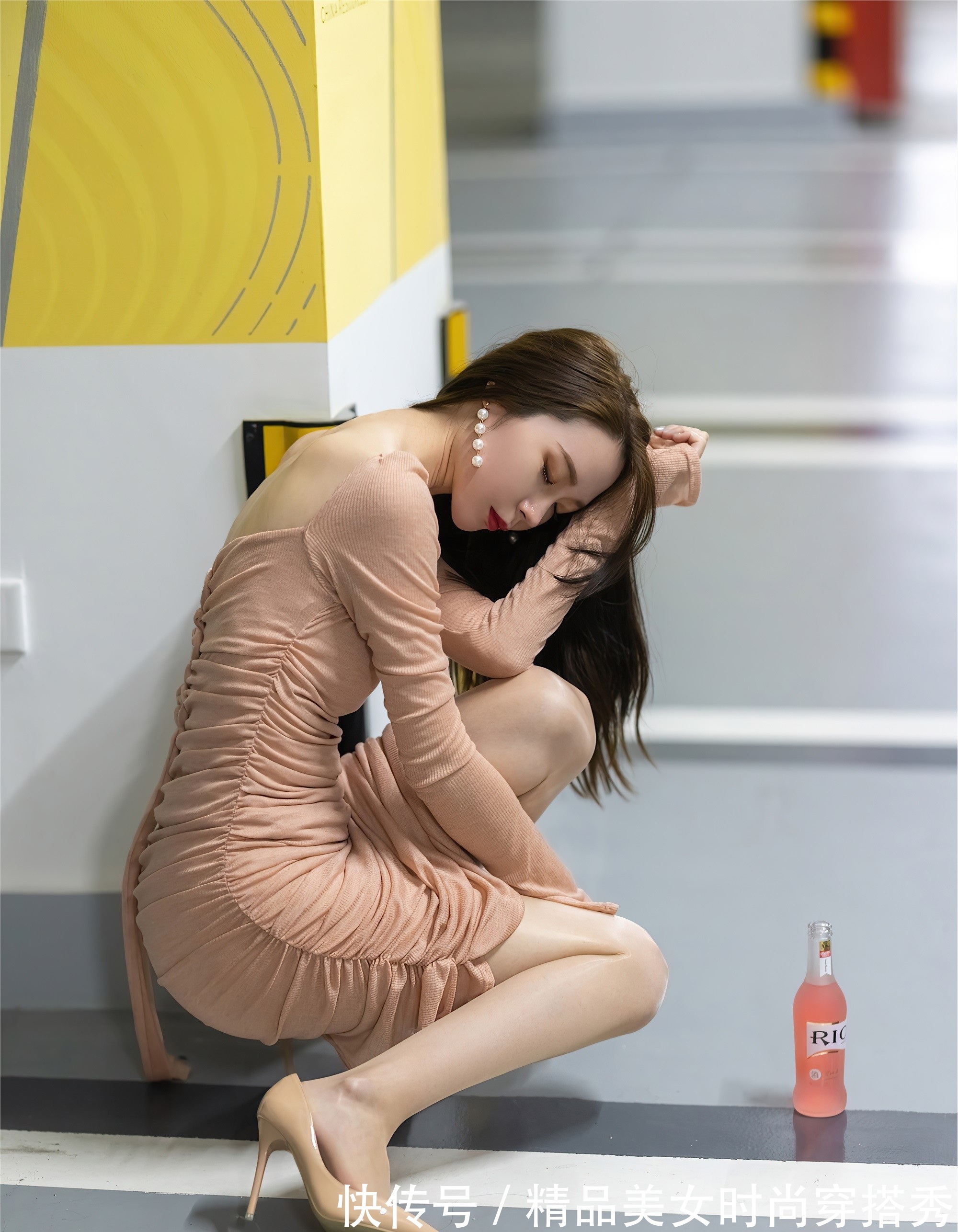 高跟鞋|小姐姐身穿紧身褶皱连衣裙,甜美知性,尽显女性独特的优雅气质