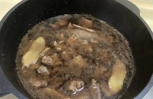 土豆去皮放案板上切成块，鲜香入味，好吃到汤都不剩