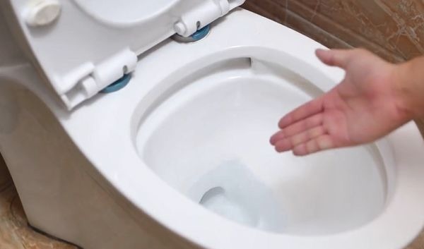 香烟加洗衣粉泡一泡太厉害了,10个家庭9个都需要,一年省不少钱