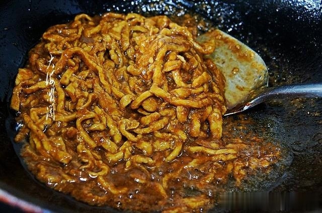 这菜饭馆几十元一盘,自己做十几元全家吃一顿,好吃又解馋