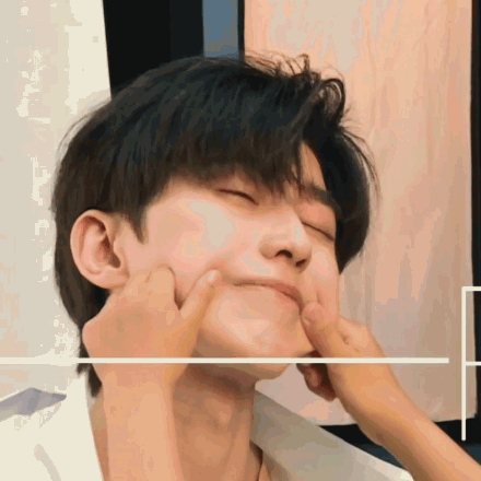 整容实锤？蔡徐坤被小女孩捏脸，面部肌肉太僵硬