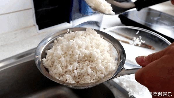 大米|蒸米饭时，直接加水就错了，牢记3点，米饭松软又透亮，粒粒分明