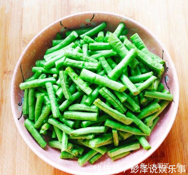 精盐|豆角吃了20年,这做法头一次见,不炒不炖,简单一做,比吃肉过瘾