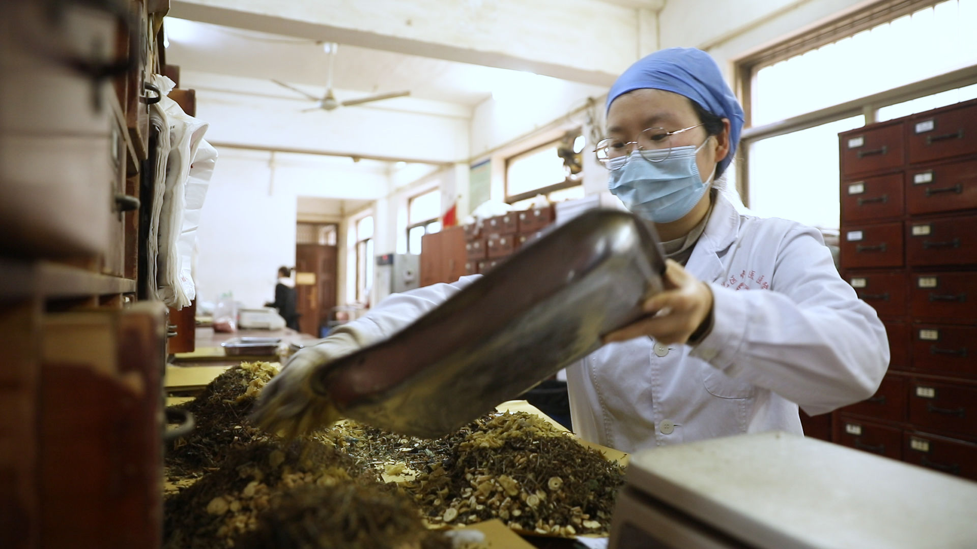 中药|奉化区中医医院熬制中药防疫汤剂免费送一线 为防控疫情保驾护航