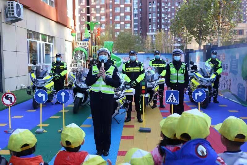郭建华|互动讲解中宣传交通安全，聊城交警走进幼儿园与娃娃们面对面