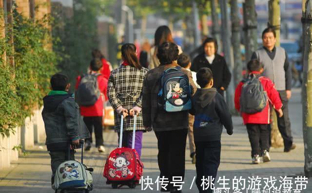 家长|“家长接送行为迟早毁了孩子”,大学老师痛批家长,网友不乐意了