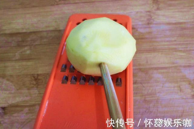 削皮器|把土豆穿到筷子上，真是太聪明了，用途花钱买不到，简单还实用
