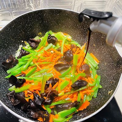 青椒木耳炒鸡蛋