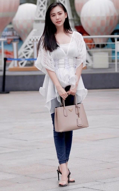 街拍:温柔可人的美女,白色上衣+紧身牛仔裤,肤白貌美令人心动