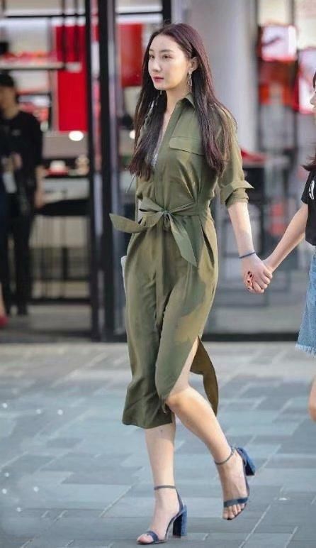 路人街拍：身材圆润的小姐姐，大长腿十分亮眼，彰显诱人身材