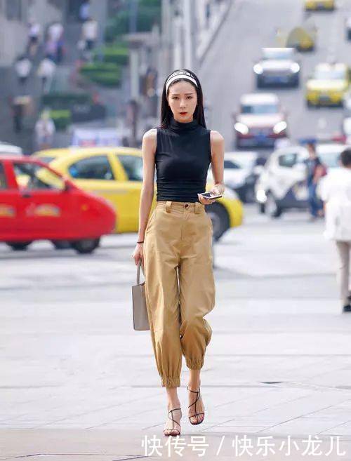 美女脚上搭配上一双白色的尖头高跟鞋，让她带着一种简约的美