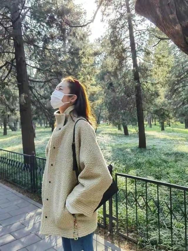 大衣|秋冬不要老选择大衣,试试率性的羔羊绒外套,超模刘雯也在穿