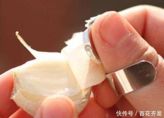 袋子|今天才知道,大蒜上有一个机关,轻轻一按蒜皮马上脱落,简单实用