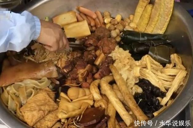 90后小姑娘卖小吃,5米的小摊1个大盘子,1天卖2小时月收入上万