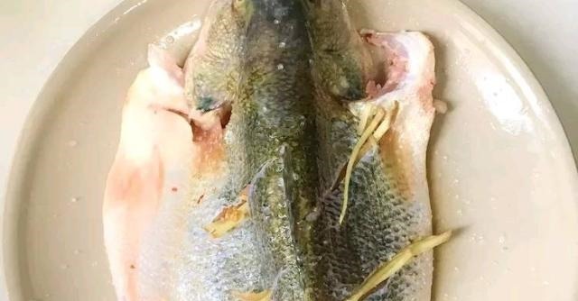 做清蒸鱼是先淋油还是先放酱油放错顺序，鱼腥味重营养还差