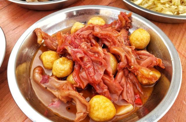 同事农村办婚宴随了500份子钱,饭菜一上桌,看得我不想动筷子