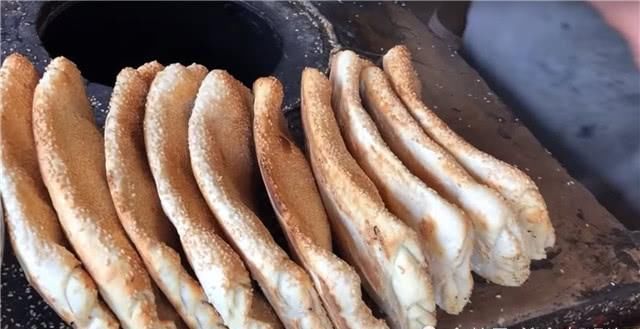 忘不了|大叔街头卖“平民”小吃,1元一个分量足,食客吃过就忘不了