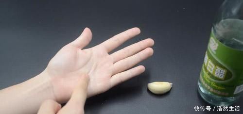 白醋|白醋倒在手心搓一搓,真的厉害了,解决了男人女人的困扰,都学学吧