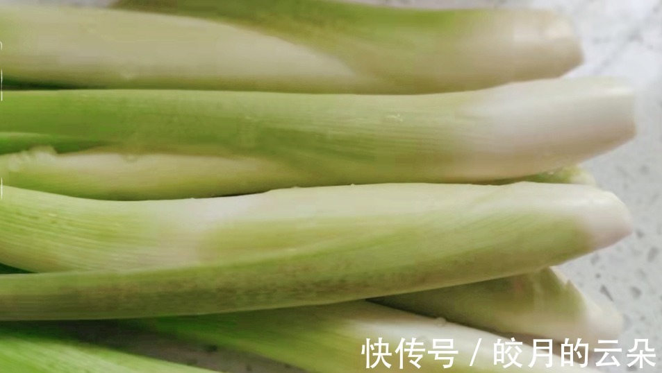 秋季正上市的菜,买来一烫一拌就上桌,清香鲜嫩营养好,简单好吃!