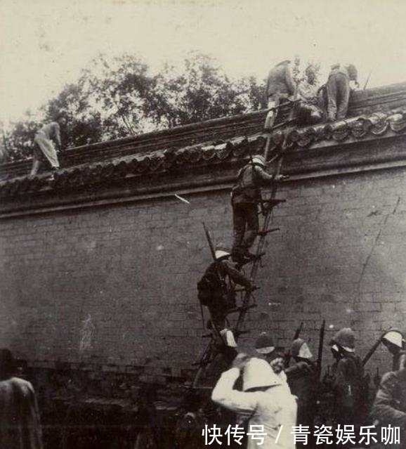 老照片|老照片:妇女嘴里塞着嚼不烂的稻草,鬼子在村里愉快的晒日光浴